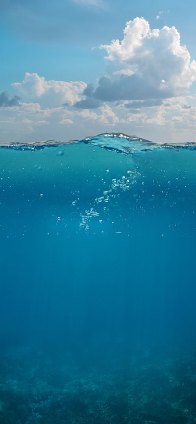油价走势 App 今日油价页，深黑底上排列着各省 92 号和 95 号汽油单价，右侧用暖橙色小箭头标示涨跌方向